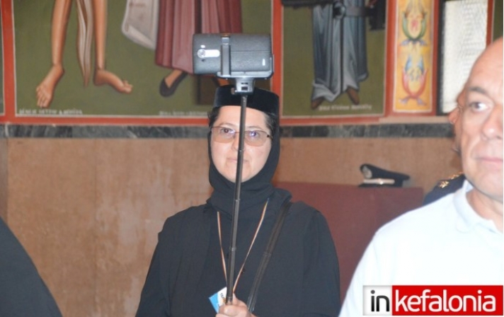 Καλόγρια στην Κεφαλονιά βγάζει selfie με σελφοκόνταρο μέσα σε εκκλησία.