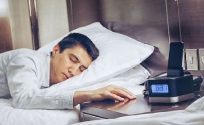 Για να κοιμάστε καλύτερα, απομακρύνετε αυτά τα 6 πράγματα από το υπνοδωματιό σας