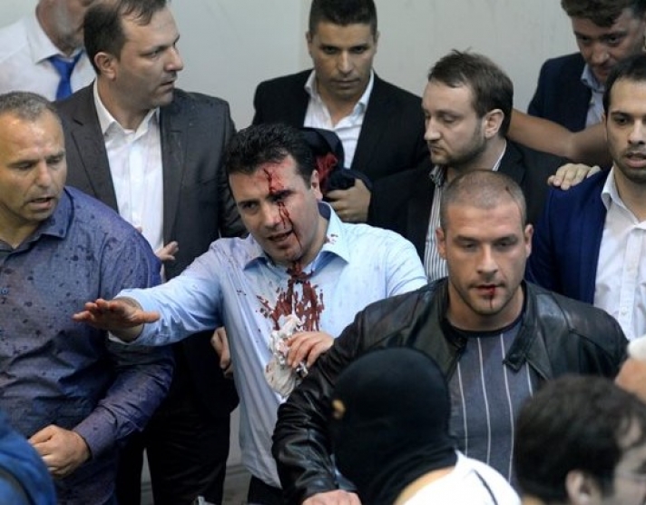 πΓΔΜ: Έκρυθμη η κατάσταση - Εισβολή εθνικιστών στη Βουλή (video)