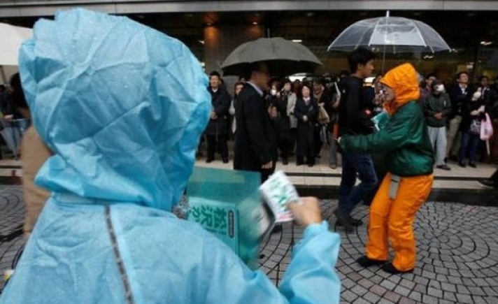 Εκλογές Ιαπωνία: Υπό βροχή άνοιξαν τα εκλογικά κέντρα της χώρας