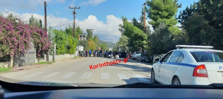 Άγιοι Θεόδωροι: Μετανάστες και πρόσφυγες έκλεισαν την παλαιά εθνική οδό Αθηνών – Κορίνθου