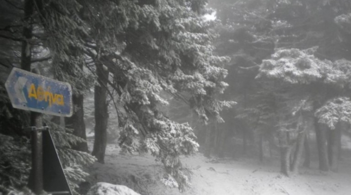 Χιονίζει από το πρωί στην Πάρνηθα - Δείτε βίντεο