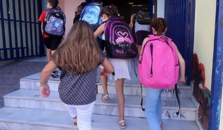 Στο σχολείο θα μένει η τσάντα των μαθητών μία Παρασκευή τον μήνα