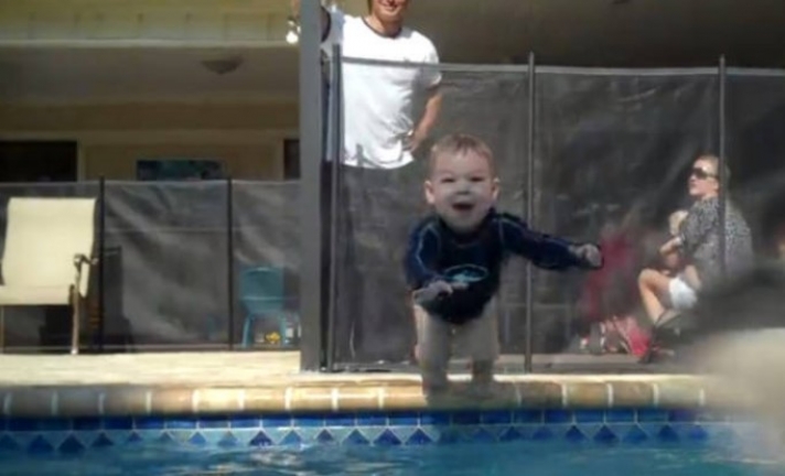 Αυτός ο μικρός κολυμβητής μάλλον προορίζεται για Ολυμπιονίκης! (vid)