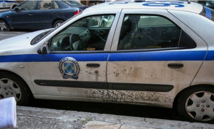 Συναγερμός: Επίθεση κουκουλοφόρων σε περιπολικό στο κέντρο της Αθήνας