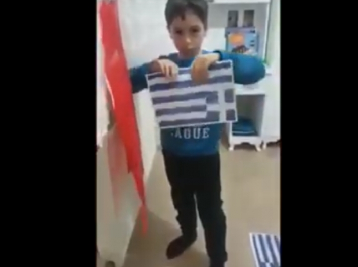 Αγόρι από την Τουρκία σκίζει επιδεικτικά την ελληνική σημαία και σχηματίζει το σήμα των Γκρίζων Λύκων μπροστά στην κάμερα (βίντεο)...