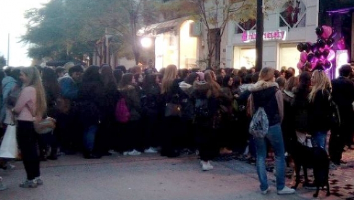 ΒΙΝΤΕΟ - Black Friday: Χαμός.. Ουρές για ένα δωρεάν κραγιόν έξω από νέο κατάστημα καλλυντικών στο κέντρο της Θεσσαλονίκης.