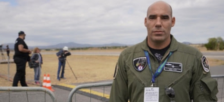 28η Οκτωβρίου: Αυτός είναι ο πιλότος της «Ζευς» που συγκίνησε τους Ελληνες [βίντεο]