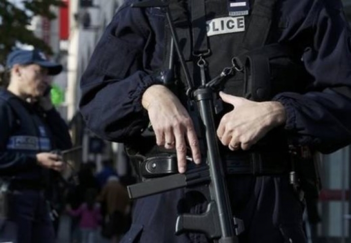 Συναγερμός στη Γαλλία: Δέκα συλλήψεις υπόπτων για επιθέσεις σε πολιτικούς