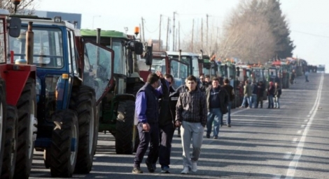 Σκληραίνουν τη στάση τους οι αγρότες – Τι συμβαίνει σε ολόκληρη τη χώρα