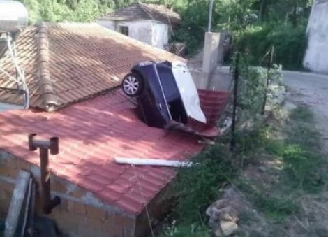 ΣΤΟ ΣΚΛΗΘΡΟ ΑΓΙΑΣ - Δείτε αυτοκίνητο να καρφώνεται στη στέγη ενός σπιτιού