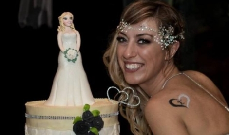 Αυτή η γυναίκα πλήρωσε €10.000 για να παντρευτεί… τον εαυτό της!
