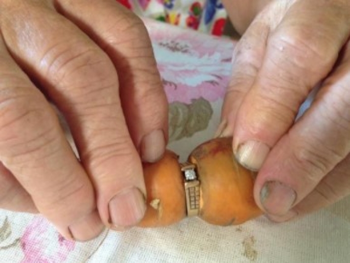 Έψαχνε 13 χρόνια το δαχτυλίδι της και το βρήκε σε... καρότο
