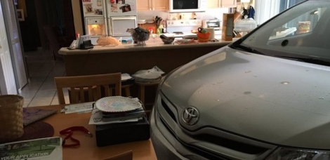 Φωτογραφίες: «Πάρκαραν» το αυτοκίνητό στο σαλόνι για να το γλιτώσουν από τον τυφώνα Μάθιου
