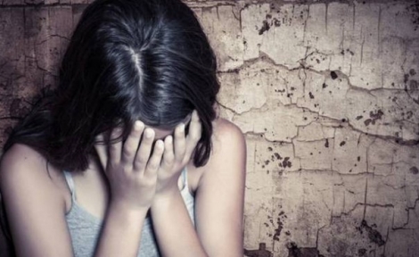 Φρίκη στη Ρόδο: Μητέρα και πατριός βίαζαν τη 14χρονη κόρη τους