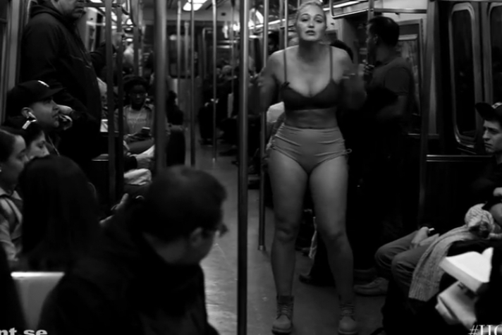 Έκανε... στριπτίζ στο μετρό της Νέας Υόρκης (ΒΙΝΤΕΟ)