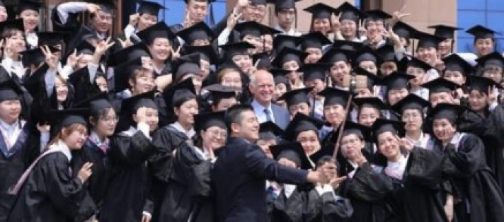 Κινέζοι φοιτητές στριμώχνονται για μια φωτογραφία με τον Γ.Παπανδρέου