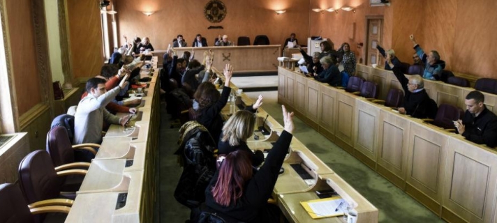 Ο δήμος Αθηναίων αποκλείει τη Χ.Α. απ' τα εκλογικά περίπτερα