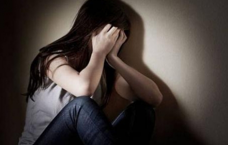 Σοκ στην Αμφισσα: 15χρονη κατήγγειλε ότι την βίασε ο αδελφός της - Την κακοποιούσε και η μητέρα της
