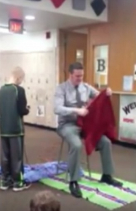 (ΒΙΝΤΕΟ) ΦΟΒΕΡΟΣ – Διευθυντής σχολείου άφησε μαθητή να του ξυρίσει το κεφάλι ενώπιον όλων για να…