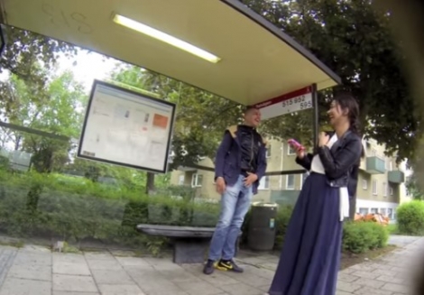Η ξεκαρδιστική φάρσα σε στάση λεωφορείου (video)