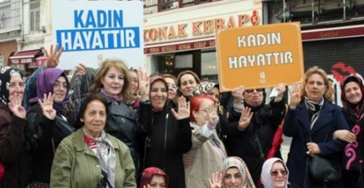 Κωνσταντινούπολη: 2.000 άνθρωποι διαδήλωσαν εναντίον της βίας κατά των γυναικών