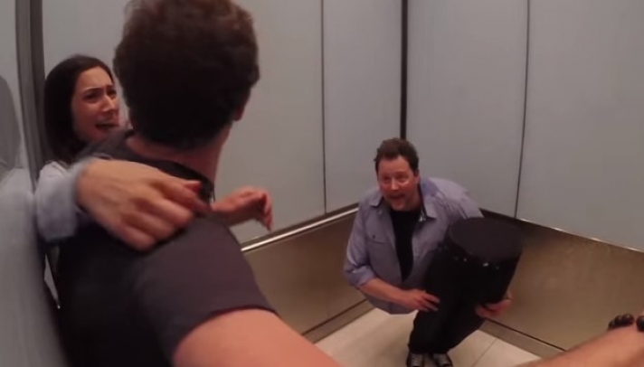 Μάγος «κόβεται» στη μέση μέσα σε ασανσέρ και σπέρνει τον πανικό (Βίντεο)