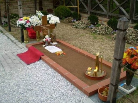 Ο Τάφος του Αγίου γέροντα Παϊσίου στο μοναστήρι του – Αρχίζει η κοσμοσυρροή