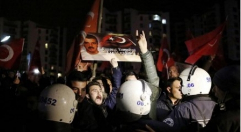 Σφοδρή αντιπαράθεση Ολλανδίας - Τουρκίας - Απελάθηκε η Τουρκάλα Υπουργός από το Ρότερνταμ