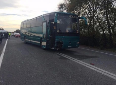 Λεωφορείο πήγε να προσπεράσει τρακτέρ και συγκρούστηκε με ΙΧ στο Συκούριο