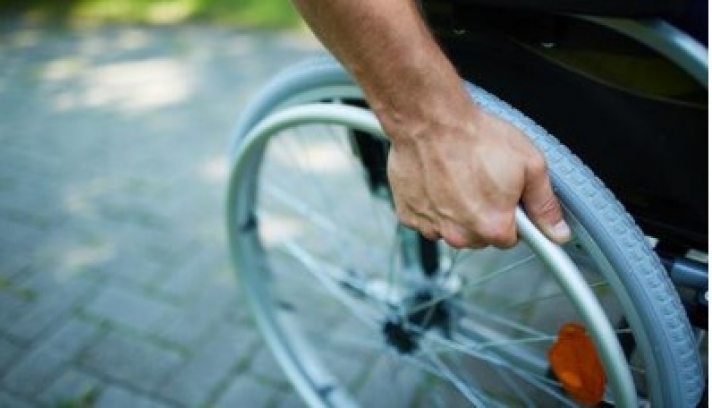 Σοκ με τις επικουρικές: Μειώθηκαν και για τα άτομα με αναπηρία - Παρέμβαση Τσίπρα ζητά η Εθνική Συνομοσπονδία