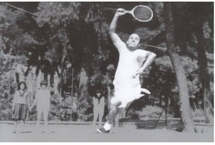 Από τον Βέγγο μέχρι τον Τσιτσιπά ....Όταν εμείς παίζαμε τένις οι άλλοι έτρωγαν βελανίδια.