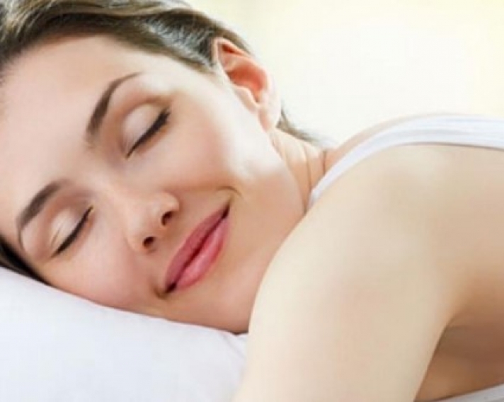 9 tips για το πώς να κοιμάσαι καλύτερα το καλοκαίρι