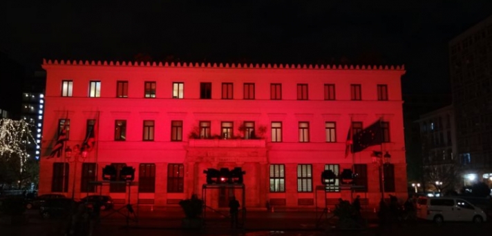 Με τα χρώματα της τουρκικής σημαίας το Δημαρχείο της Αθήνας
