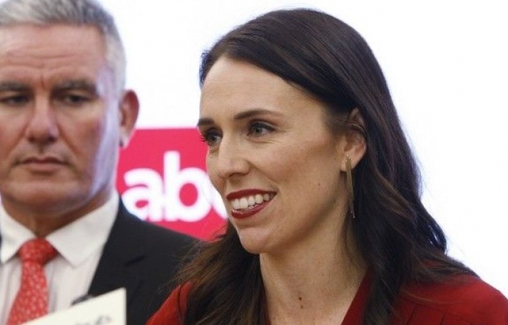 Τζασίντα Άρντερν: Η νεότερη πρωθυπουργός της Ν. Ζηλανδίας που αντιμετώπισε τον σεξισμό