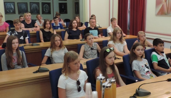 ΚΑΛΑΜΑΤA : Στο Δημαρχείο μαθητές από το σχολείο «Είδος» του Ζαπορόζιε Ουκρανίας