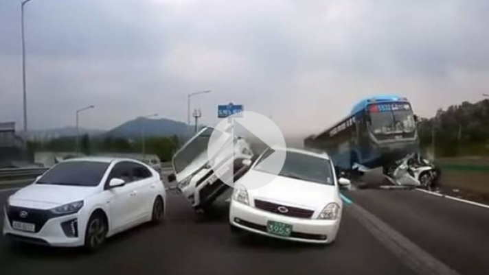 «Σαν τρελό φορτηγό»: Ίσως ένα από τα τρομακτικότερα ατυχήματα που έχουν καταγραφεί σε βίντεο