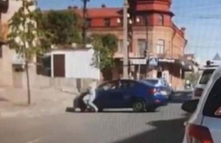 Βίντεο σοκ: Εξαγριωμένος σύζυγος πατά τη γυναίκα του με το αμάξι επειδή του ζήτησε διαζύγιο