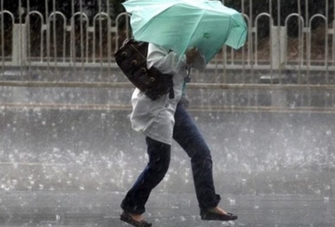 Καιρός: Νεφώσεις, βροχές και θυελλώδεις άνεμοι στο Αιγαίο