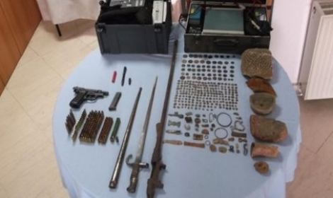 Έκρυβε σπίτι του ολόκληρο αρχαιολογικό θησαυρό Συνελήφθη 58χρονος που κατείχε δεκάδες αρχαία αντικείμενα, κοσμήματα και νομίσματα