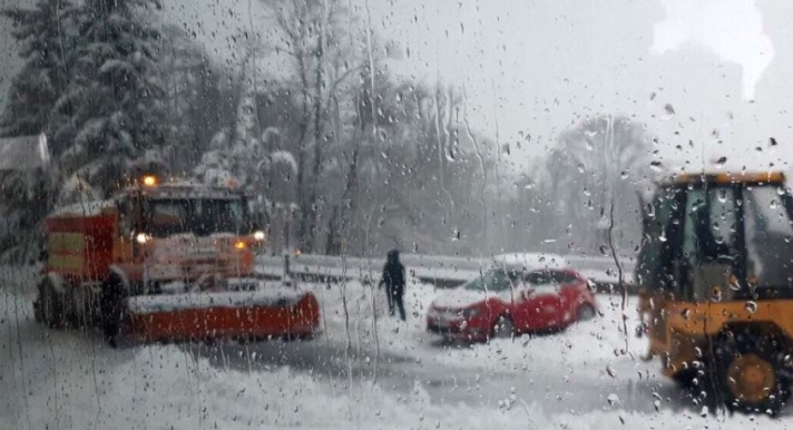 Λάρισα: Λεωφορεία και αυτοκίνητα εγκλωβίστηκαν από τα χιόνια στο Στόμιο