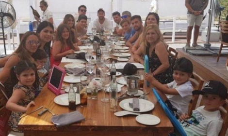 Ο Μέσι και… όλο του το σόι σε ένα τραπέζι Η φωτογραφία που ανέβασε ο αδελφός του Αργεντίνου άσου