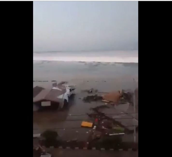 Τσουνάμι «χτυπά» της ακτές της Ινδονησίας μετά τον ισχυρό σεισμό (βίντεο)