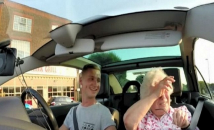 Ο εγγονός πήγε την γιαγιά του μια βόλτα με το αυτοκίνητο - Στο 1:45 όμως ξέσπασε σε κλάματα (video)