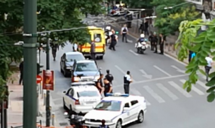 Λουκάς Παπαδήμος: Στιγμές τρόμου μετά την έκρηξη! Στο φορείο με σκισμένα ρούχα – Βίντεο ντοκουμέντο