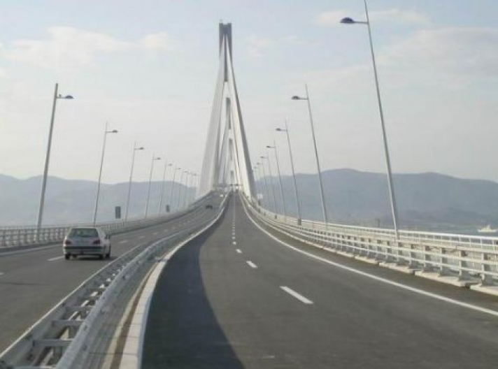 Μοτοσυκλετιστής πέρασε τη γέφυρα Ρίου – Αντιρρίου τρέχοντας με 300 χλμ/ώρα -ΒΙΝΤΕΟ