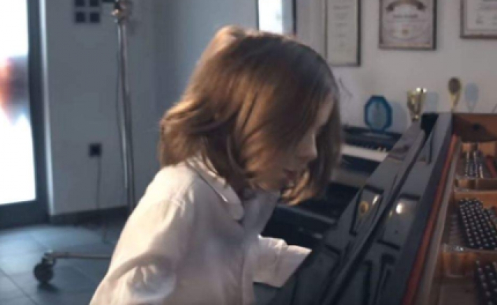 Ενα «Βαλς της Απομόνωσης» από τον 7χρονο Στέλιο που διαπρέπει στο πιάνο