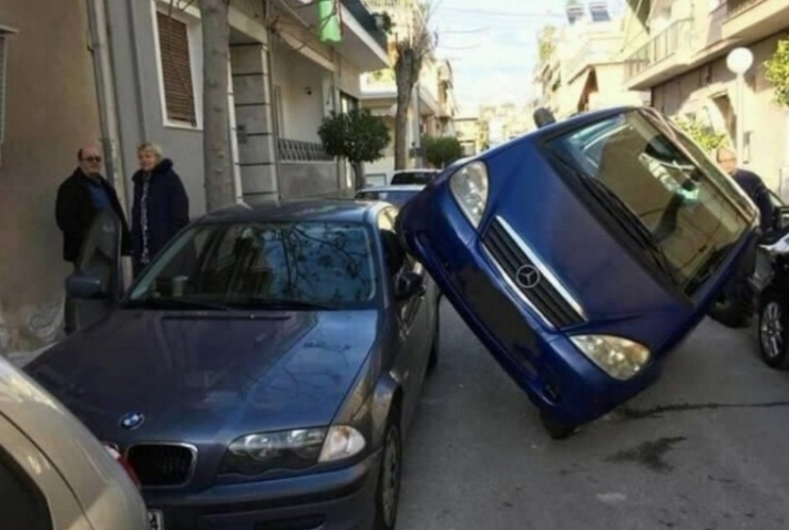 Απίστευτο τρακάρισμα στον Υμηττό: Mercedes καβάλησε... BMW! (photos)