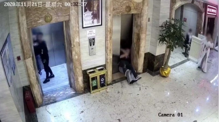 Μεθυσμένοι γκρεμίζουν την πόρτα ασανσέρ και πέφτουν αγκαλιά στο κενό (vid)