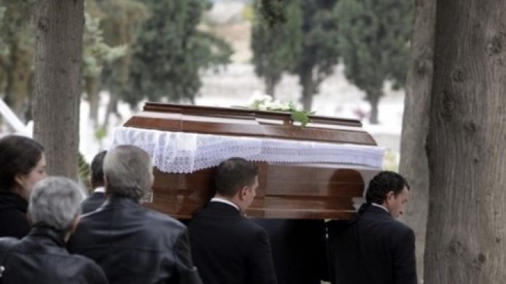Ιερέας άφησε σύξυλους συγγενείς και φίλους του νεκρού – Έφυγε στη μέση της κηδείας